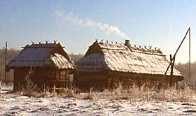 Villages en bois sur fond de grandes forêts boréales, vieux puits à balancier...dans la forêt blanche de Bialowieza en Pologne.