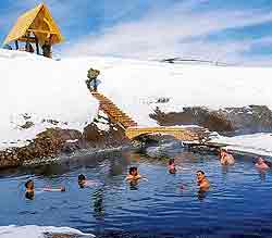 Bain dans les sources d'eau chaude au Kamtchatka